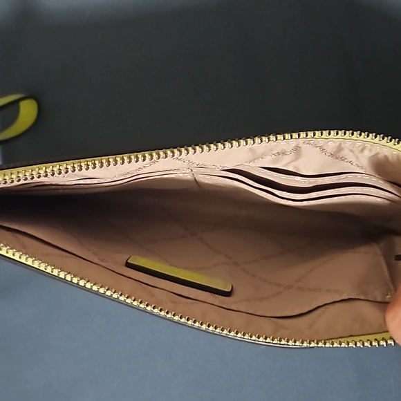 Michael Kors wristlet - Picture 4 of 4